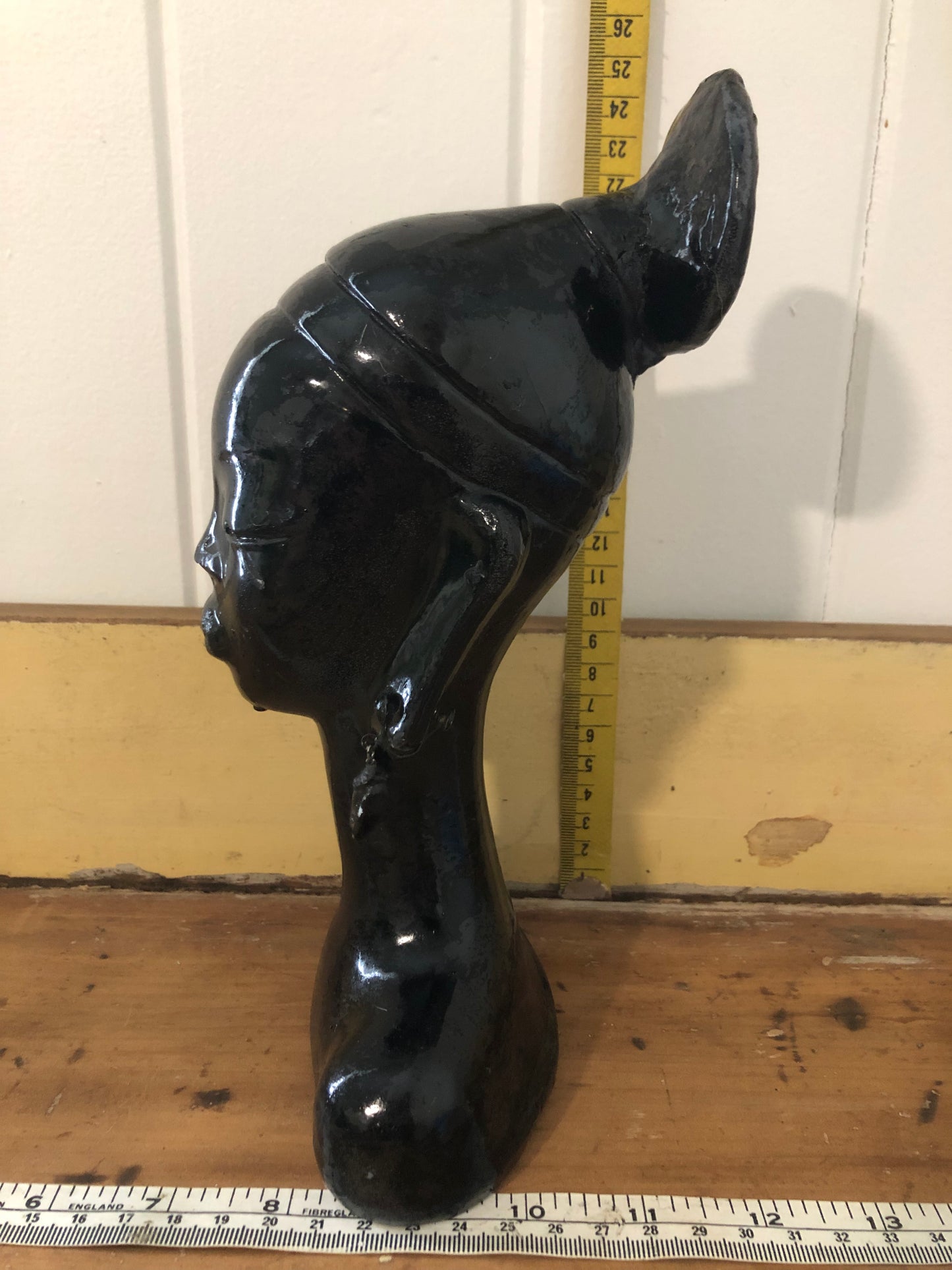 Lady head figurine. Black