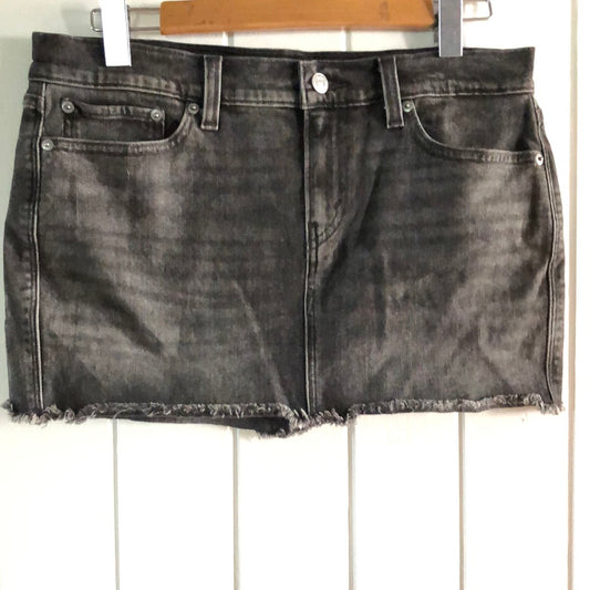 Ladies Levi’s denim mini skirt